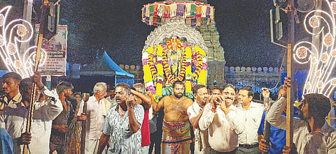 ಶ್ರೀರಂಗಪಟ್ಟಣದ ಚರ್ತುರ್ಥ ರಾಜಬೀದಿಗಳಲ್ಲಿ ಗುರುವಾರ ಸಹಸ್ರ ಕಳಶಾಭಿಷೇಕ ಪ್ರಯುಕ್ತ ಶ್ರೀ ಆದಿರಂಗನಾಥಸ್ವಾಮಿಯ ವಿಶೇಷ ಪಂಚಲೋಹದ ಮೂರ್ತಿಯ ಶಾಂತಿ ಉತ್ಸವವನ್ನು ವೈದಿಕರು ವಿಜೃಂಭಣೆಯಿಂದ ನೆರವೇರಿಸಿದರು.