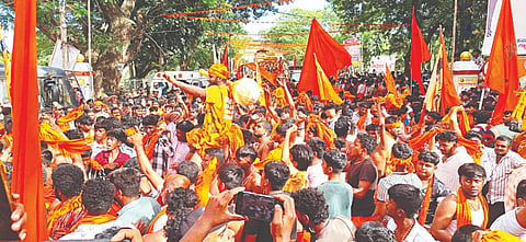 ಶ್ರೀರಂಗಪಟ್ಟಣದಲ್ಲಿ ಹನುಮದ್ ವ್ರತ ಪ್ರಯುಕ್ತ ಬುಧವಾರ ಹಿಂದು ಸಂಘಟನೆಗಳ ಸಹಯೋಗದೊಂದಿಗೆ ಹಮ್ಮಿಕೊಂಡಿದ್ದ ಸಂಕೀರ್ತನಾ ಯಾತ್ರೆಯು ಪುರಸಭೆ ವೃತ್ತದ ಜಾಮಿಯಾ ಮಸೀದಿ ಮುಂಭಾಗ ತಲುಪುತ್ತಿದ್ದಂತೆ ಪೊಲೀಸರ ಭದ್ರತೆ ನಡುವೆ ಹನುಮ ಮಾಲಾಧಾರಿಗಳು ಕೇಸರಿ ಶಾಲು ತಿರುವಿ ಕುಣಿದು ಕುಪ್ಪಳಿಸಿದರು.