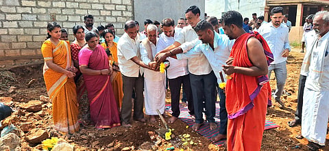 ಶ್ರಿರಂಗಪಟ್ಟಣ ತಾಲೂಕಿನ ಚಿಕ್ಕ ಅಂಕನಹಳ್ಳಿ ಗ್ರಾಮದಲ್ಲಿ ಶನಿವಾರ ಅಂಗನವಾಡಿ ಕಟ್ಟಡ ನಿರ್ಮಾಣ ಕಾಮಗಾರಿಗೆ ಶಾಸಕರೂ ಆದ ಸೆಸ್ಕ್ ಅಧ್ಯಕ್ಷ ಎ.ಬಿ.ರಮೇಶ ಬಂಡಿಸಿದ್ದೇಗೌಡ ಭೂಮಿಪೂಜೆ ನೆರವೇರಿಸಿದರು. ಡಿಸಿಸಿ ಬ್ಯಾಂಕ್ ಜಿಲ್ಲಾ ನಿರ್ದೇಶಕ ಗಿರೀಶ್ ಬೆಟ್ಟೇಗೌಡ ಇತರರು ಇದ್ದರು.