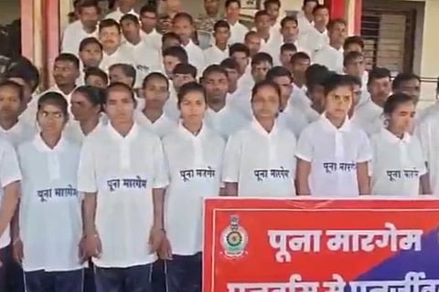 63 ನಕ್ಸಲರು ಶರಣಾಗಿರುವುದು