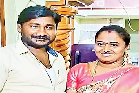 ಮೃತ ಶ್ರೀನು ಮತ್ತು ಪತ್ನಿ ಝಾನ್ಸಿ