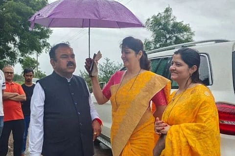 ಜ್ಯೋತಿಷಿ ಕ್ಯಾಪ್ಟನ್ ಅಶೋಕ್ ಖರತ್ ಜೊತೆ ರೂಪಾಲಿ ಚಕಂಕರ್