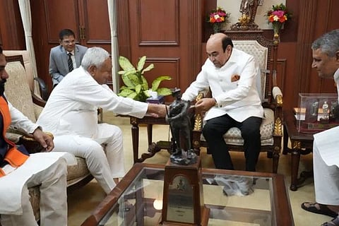 ನಿತೀಶ್ ಕುಮಾರ್ ತಮ್ಮ ರಾಜೀನಾಮೆ ಪತ್ರ ಸಲ್ಲಿಸುತ್ತಿರುವುದು.