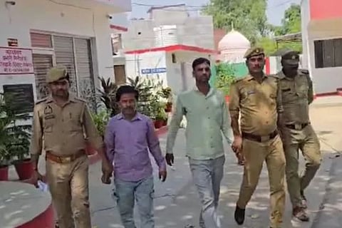 ಆರೋಪಿ ವಿಜಯ್ ಕುಮಾರ್ ಚೌಬೆ ಮತ್ತು ಆತನ ಸ್ನೇಹಿತನನ್ನು ಬಂಧಿಸಿರುವುದು.
