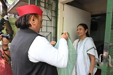 ಮಮತಾ ಬ್ಯಾನರ್ಜಿಯನ್ನು ಸನ್ಮಾನಿಸುತ್ತಿರುವ ಅಖಿಲೇಶ್ ಯಾದವ್
