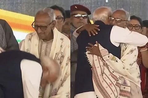 ಪ್ರಧಾನಿ ಮೋದಿ ಮಖನ್ಲಾಲ್ ಸರ್ಕಾರ್ ಆಶೀರ್ವಾದ ಪಡೆಯುತ್ತಿರುವುದು.