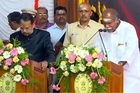 ಸಿಎಂ ಆಗಿ ಎನ್.ರಂಗಸ್ವಾಮಿ ಪ್ರಮಾಣವಚನ ಸ್ವೀಕರಿಸುತ್ತಿರುವುದು.