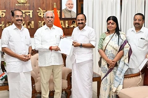 ರಾಜ್ಯಪಾಲರನ್ನು ಭೇಟಿ ಮಾಡಿ ಸರ್ಕಾರ ರಚನೆ ಹಕ್ಕು ಮಂಡಿಸಿರುವುದು. 
