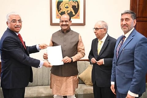 ಸ್ಪೀಕರ್ ಓಂ ಬಿರ್ಲಾ ಅವರಿಗೆ ವರದಿ ಸಲ್ಲಿಸಿರುವುದು.