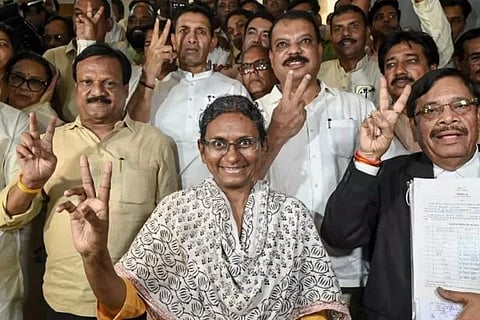 ಕಾಂಗ್ರೆಸ್ ಅಭ್ಯರ್ಥಿ ಮೀನಾಕ್ಷಿ ನಟರಾಜನ್ ನಾಮಪತ್ರ ಸಲ್ಲಿಸಿರುವುದು.