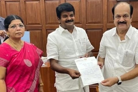 ಸಿ.ವಿಜಯಭಾಸ್ಕರ್ ರಾಜೀನಾಮೆ ಸಲ್ಲಿಸಿರುವುದು.