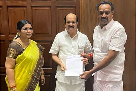 ಎಐಎಡಿಎಂಕೆ  ಶಾಸಕ ಎಂ.ಆರ್.ವಿಜಯಭಾಸ್ಕರ್ ರಾಜೀನಾಮೆ ಸಲ್ಲಿಸಿರುವುದು.
