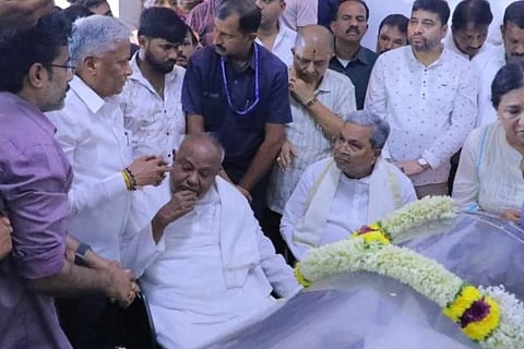 ಹೆಚ್​.ಡಿ.ದೇವೇಗೌಡರಿಗೆ ಮಾಜಿ ಸಿಎಂ ಸಿದ್ದರಾಮಯ್ಯ ಸಾಂತ್ವನ 