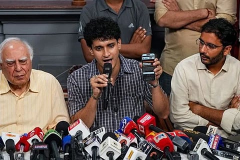 ಕಪಿಲ್ ಸಿಬಲ್ ಜೊತೆ  ಗೌರವ್ ದಾಸ್, ಅಶುತೋಷ್ ಸುದ್ದಿಗೋಷ್ಠಿ