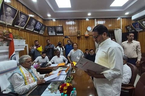 ಪ್ರಶಾಂತ್ ಕಿಶೋರ್ ಪ್ರಮಾಣವಚನ ಸ್ವೀಕರಿಸುತ್ತಿರುವುದು.
