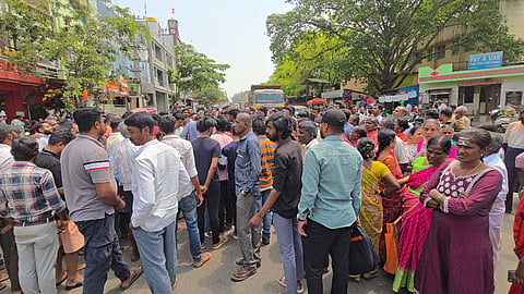 ಗೋಪಿ ಕೊಲೆ ಖಂಡಿಸಿ ಕುಟುಂಬಸ್ಥರು ತಾಲೂಕು ಕಚೇರಿ ಬಳಿ ರಸ್ತೆ ತಡೆದು ಪ್ರತಿಭಟನೆ ನಡೆಸಿದರು.