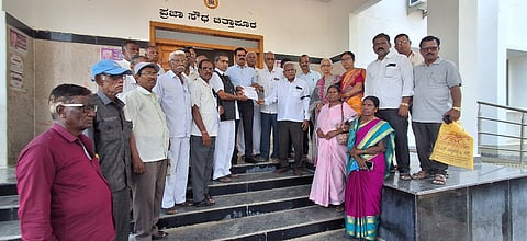 ಕೇಂದ್ರ ಸರ್ಕಾರದ ಪಿಂಚಣಿ ನೀತಿ ವಿರೋಧಿಸಿ ಸರ್ಕಾರಿ ನಿವೃತ್ತ ನೌಕರರ ಸಂದಿಂದ ಚಿತ್ತಾಪುರದ ಪ್ರಜಾಸೌಧ ಎದುರು ಪ್ರತಿಭಟನೆ ನಡೆಸಿ ತಹಸೀಲ್ದಾರ್​ಗೆ ಮನವಿಪತ್ರ ಸಲ್ಲಿಸಲಾಯಿತು. ರೇವಣಸಿದ್ದಪ್ಪ ರೋಣದ, ವಿಜಯಕುಮಾರ ಲೋಡ್ಡೆನೋರ, ಶಶಿಧರ ಉಟಗೂರ, ಮಹಾದೇವಪ್ಪ ಉಪ್ಪಾರ, ಕಿಶನ್​ ರಾಠೋಡ್​ ಇತರರಿದ್ದರು.