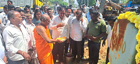 ಶ್ರೀರಂಗಪಟ್ಟಣ ತಾಲೂಕಿನ ಮಹದೇವಪುರ ಗ್ರಾಮದಲ್ಲಿ ಶುಕ್ರವಾರ ಚಾಮುಂಡೇಶ್ವರಿ ವಿದ್ಯುತ್ ಸರಬರಾಜು ನಿಗಮ ವತಿಯಿಂದ ಹಮ್ಮಿಕೊಂಡಿದ್ದ ಮಾದರಿ ಗ್ರಾಮ ಯೋಜನೆಯಡಿ ವಿದ್ಯುತ್ ಪೂರೈಕೆ ಉನ್ನತಿಕರಿಸುವ ಹಾಗೂ ದೂರು ರಹಿತ ಗ್ರಾಮ ನಿರ್ಮಾಣ ಯೋಜನೆಗೆ ಎ.ಬಿ.ರಮೇಶ ಬಂಡಿಸಿದ್ದೇಗೌಡ ಭೂಮಿಪೂಜೆ ನೆರವೇರಿಸಿ ಚಾಲನೆ ನೀಡಿದರು. ಚೇತನಾ ಯಾದವ್, ಪ್ರೇಮಾ ದೇವರಾಜು, ಮಹದೇವಪುರ ಬಸವರಾಜು, ಎಸ್. ಕಾಳೇಗೌಡ, ಕೆ.ಪುಟ್ಟಸ್ವಾಮಿ,  ರೇವಣ್ಣ, ವೀರಭದ್ರಸ್ವಾಮಿ ಇದ್ದರು.