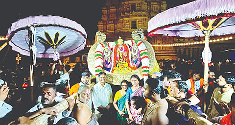 ರಂಗಮುಡಿ ಉತ್ಸವಕ್ಕೆ ಕ್ಷೇತ್ರದ ಶಾಸಕರ ಪತ್ನಿ ಸುಮತಿ ರಮೇಶ ಬಂಡಿಸಿದ್ದೇಗೌಡ ಅವರ ಸಮ್ಮುಖದಲ್ಲಿ ಅಪರ ಜಿಲ್ಲಾಧಿಕಾರಿ ಬಿ.ಸಿ.ಶಿವಾನಂದಮೂರ್ತಿ ಚಾಲನೆ ನೀಡಿದರು. ತಹಸೀಲ್ದಾರ್ ಚೇತನಾ ಯಾದವ್, ದೇವಾಲಯದ ಇಒ ಉಮಾ ಹಾಗೂ ಪ್ರಧಾನ ಅರ್ಚಕ ವಿಜಯಸಾರಥಿ ಇತರರು ಇದ್ದರು.