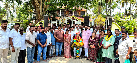 ಐಎಫ್‌ಎಸ್ ಪರೀಕ್ಷೆಲ್ಲಿ 122ನೇ ಶ್ರೇಣಿಯಲ್ಲಿ ಉತ್ತೀರ್ಣನಾದ ಅಭಿಷೇಕ್ ನಾಯಕ್ ಅವರನ್ನು ಬಿಜೆಪಿ ಯುವ ಮುಖಂಡ ಎಸ್.ಸಚ್ಚಿದಾನಂದ ಸನ್ಮಾನಿಸಿದರು. ಎಸ್.ಪ್ರಕಾಶ್, ಎಸ್.ಟಿ.ರಾಜು, ಶ್ರೀನಿವಾಸ್, ನಿಂಗರಾಜು, ಜಯಲಕ್ಷ್ಮೀ ಇತರರು ಇದ್ದರು.