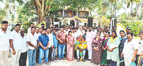 ಐಎಫ್‌ಎಸ್ ಪರೀಕ್ಷೆಲ್ಲಿ 122ನೇ ಶ್ರೇಣಿಯಲ್ಲಿ ಉತ್ತೀರ್ಣನಾದ ಅಭಿಷೇಕ್ ನಾಯಕ್ ಅವರನ್ನು ಬಿಜೆಪಿ ಯುವ ಮುಖಂಡ ಎಸ್.ಸಚ್ಚಿದಾನಂದ ಸನ್ಮಾನಿಸಿದರು. ಎಸ್.ಪ್ರಕಾಶ್, ಎಸ್.ಟಿ.ರಾಜು, ಶ್ರೀನಿವಾಸ್, ನಿಂಗರಾಜು, ಜಯಲಕ್ಷ್ಮೀ ಇತರರು ಇದ್ದರು.