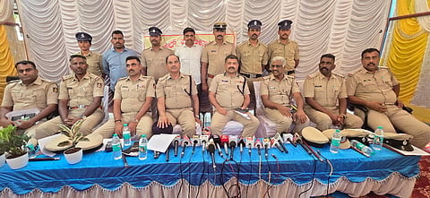 ಆನೇಕಲ್​ನ ಖಾಸಗಿ ಕಾಲೇಜು ಬಳಿ ಕೊಕೇನ್​ ಮಾರುತ್ತಿದ್ದ ವಿದೇಶಿ ಮಹಿಳೆ ಬಂಧನದ ವಿಷಯವನ್ನು ಪಟ್ಟಣ ಠಾಣೆಯಲ್ಲಿ ಸುದ್ದಿಗೋಷ್ಠಿ ನಡೆಸಿ ಬೆಂಗಳೂರು ಗ್ರಾಮಾಂತರ ಎಸ್​ಪಿ ಚಂದ್ರಕಾಂತ್​ ಬಹಿರಂಗಪಡಿಸಿದರು.  ಡಿವೈಎಸ್​ಪಿ ಗೋಪಾಲ್​ ನಾಯಕ್​, ವೃತ್ತ ನಿರೀಕ್ಷಕರಾದ ಚಂದ್ರಪ್ಪ, ನವೀನ್​, ಮಂಜುನಾಥ್​, ಕೆಂಪೇಗೌಡ, ಮಹೇಂದ್ರ ಇದ್ದರು. 