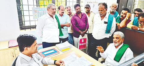 ತಾಲೂಕು ವ್ಯಾಪ್ತಿಯಲ್ಲಿ ಸರ್ಕಾರಿ ಭೂಮಿ ಭೂಗಳ್ಳರ ಪಾಲಾಗುತ್ತಿರುವುದಾಗಿ ಆರೋಪಿಸಿ ರೈತ ನಾಯಕ ಕೆ.ಎಸ್.ನಂಜುಂಡೇಗೌಡ ಸೋಮವಾರ ಭೂಮಿ ತಾಯಿ ಹೋರಾಟ ಸಮಿತಿ ಕಾರ್ಯಕರ್ತರೊಂದಿಗೆ ತಾಲೂಕು ಕಚೇರಿಗೆ ಮುತ್ತಿಗೆ ಹಾಕಿ ಪ್ರತಿಭಟನೆ ನಡೆಸಿದರು.