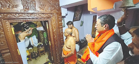 ಶ್ರೀರಂಗಪಟ್ಟಣದ ಮೂಡಲ ಬಾಗಿಲು ಶ್ರೀ ಆಂಜನೇಯಸ್ವಾಮಿ ದೇವಾಲಯಕ್ಕೆ ಶಾಸಕ ಬಸನಗೌಡ ಪಾಟೀಲ ಯತ್ನಾಳ ಭೇಟಿ ನೀಡಿ ದರ್ಶನ ಪಡೆದರು. ಚಂದನ್, ವರುಣ್ ಇದ್ದರು.
