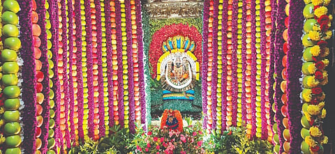 ಶ್ರೀರಂಗಪಟ್ಟಣದ ಚಾಮುಂಡೇಶ್ವರಿ ಬೀದಿಯ ಶಕ್ತಿ ದೇವತೆಯ ಆಲಯವನ್ನು ಆಷಾಢ ಮಾಸದ ಕಡೆಯ ಶುಕ್ರವಾರ ಪ್ರಯುಕ್ತ ಸೇಬು ಹಣ್ಣು ಹಾಗೂ ಲಿಚಿ ಹಣ್ಣು ಸೇರಿದಂತೆ ವಿವಿಧ ವಿಶೇಷ ಹೂವುಗಳಿಂದ ಅಧಿದೇವತೆ ಶ್ರೀ ಚಾಮುಂಡೇಶ್ವರಿಯನ್ನು ಅಲಂಕರಿಸಲಾಗಿತ್ತು.
