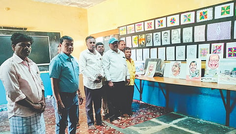 ಕವಲೂರು ಗ್ರಾಮದ ಶ್ರೀಮತಿ ಗಿರಿಯಮ್ಮ ಪರಪ್ಪ ಹೆಬ್ಬಾಳ ಸರ್ಕಾರಿ ಪ್ರೌಢಶಾಲೆಯಲ್ಲಿ ವಾರ್ಷಿಕ ಚಿತ್ರಕಲಾ ಪ್ರದರ್ಶನ ನಡೆಯಿತು. ಎಸ್ಡಿಎಂಸಿ ಅಧ್ಯಕ್ಷ ನಿಂಗಪ್ಪ ಪೂಜಾರ, ಮುಖ್ಯಶಿಕ್ಷಕ ಜಿ.ಎಸ್.ಗೌಡರ, ಶಿಕ್ಷಕರಾದ ವೀರಯ್ಯ ಒಂಟಿಗೋಡಮಠ, ತೋಟಪ್ಪ ಮಟ್ಟಿ ಇತರರಿದ್ದರು.