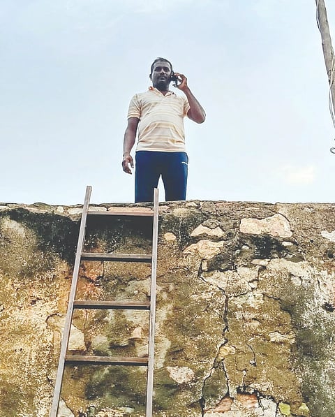 ಮುಲ್ಲಾಪುರ ಗ್ರಾಮದಲ್ಲಿ ಮೊಬೈಲ್ಗೆ ನೆಟ್‌ವರ್ಕ್ ಸಿಗದಿದ್ದಕ್ಕೆ ಮನೆ ಛಾವಣಿ ಮೇಲೆ ನಿಂತು ಮಾತನಾಡುತ್ತಿರುವುದು.