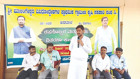 ಅರಟಾಳ ಗ್ರಾಮದಲ್ಲಿ ಹಮ್ಮಿಕೊಂಡಿದ್ದ ಕಾರ್ಯಕ್ರಮದಲ್ಲಿ ಚಿದಾನಂದ ಸವದಿ ಮಾತನಾಡಿದರು. ರಾಮಪ್ಪ ಪೂಜಾರಿ, ನಿಂಗಣ್ಣ ಬಿರಾದಾರ, ಯಂಕಪ್ಪ ಉಪ್ಪಾರ ಇತರರಿದ್ದರು.