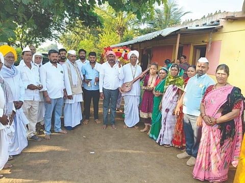 ಹಾಲಳ್ಳಿ ಗ್ರಾಮದಲ್ಲಿ ದಿಂಡಿ ಪಲ್ಲಕ್ಕಿ ಪಾದಯಾತ್ರೆ ಚಾಲನೆ ಕಾರ್ಯಕ್ರಮದಲ್ಲಿ ವಿವೇಕಾನಂದ ಹಳಿಂಗಳಿ ಮಹಾರಾಜರು, ರಾಚಪ್ಪ ಮಹಾರಾಜರು, ಅಶೋಕ ಪಾಟೀಲ, ಮಲ್ಲವ್ವ ಈರಗೊಂಡ ಇತರರಿದ್ದರು.