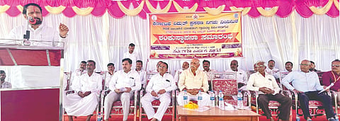 ಯಲಿಹಡಲಗಿ ಗ್ರಾಮದಲ್ಲಿ ವಿದ್ಯುತ್ ವಿತರಣಾ ಉಪಕೇಂದ್ರ ಮತ್ತು ಆರೋಗ್ಯ ಮತ್ತು ಸ್ವಾಸ್ಥೃ ಕೇಂದ್ರ ಶಂಕುಸ್ಥಾಪನಾ ಸಮಾರಂಭದಲ್ಲಿ ಶಾಸಕ ಲಕ್ಷ್ಮಣ ಸವದಿ ಮಾತನಾಡಿದರು. ಗುರುರಾಜ ಸಂಪಣ್ಣವರ, ಮಂಜಪ್ಪ ಅಪ್ಪಣ್ಣವರ, ಸಂಜು ಅಮ್ಮಣ್ಣವರ, ಸಿ.ಎಸ್.ನೇಮಗೌಡ ಇತರರಿದ್ದರು.