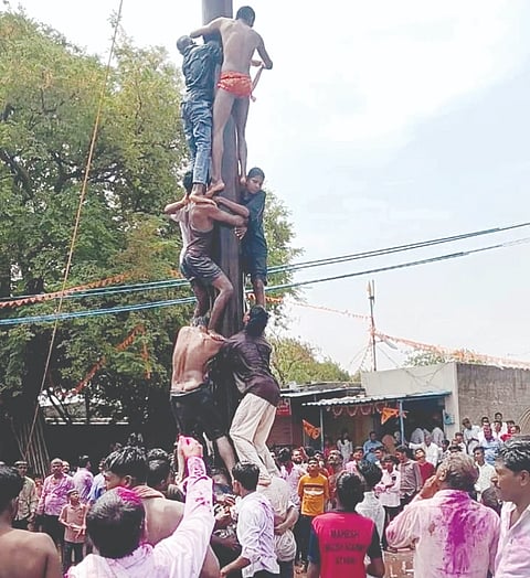 ಕಟಗೇರಿ ಗ್ರಾಮದಲ್ಲಿ ಹನುಮ ದೇವರ ಜಾತ್ರೆ ನಿಮಿತ್ತ ಹಾಲೋಕುಳಿ ಕಾರ್ಯಕ್ರಮ ಜರುಗಿತು. ಅಜಿತ ಪಡೋಲಕರ, ಸಿದ್ದು ಬೆಳಗಲಿ, ರಾವಸಾಹೇಬ ಕಳ್ಳಿ, ಮುತ್ತು ಐನಾಪುರ, ವಿಜಯ ಕಳ್ಳಿ, ಗಂಗಪ್ಪ ಸನದಿ ಇತರರು ಇದ್ದರು.