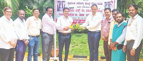 ಕೊಕಟನೂರ ಗ್ರಾಮದ ರೇಣುಕಾ ಸಕ್ಕರೆ ಕಾರ್ಖಾನೆಯಲ್ಲಿ ಹಮ್ಮಿಕೊಂಡಿದ್ದ ಎಕ್ಸ್‌ರೇ ಉಚಿತ ಶಿಬಿರದಲ್ಲಿ ಡಾ.ಬಸನಗೌಡ ಕಾಗೆ, ಅಭಯಕುಮಾರ ಖೋತ, ರಾಜಕುಮಾರ ಅಡಹಳ್ಳಿ, ಸುರೇಶ ವಾಲಿಕಾರ ಇತರರಿದ್ದರು.