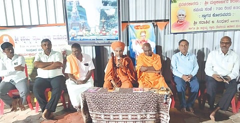 ಸಿಂಧೂರ ವಸತಿ ಅಪ್ಪಯ್ಯ ಸ್ವಾಮಿ ಜಾತ್ರೆ ಅಂಗವಾಗಿ ಹಮ್ಮಿಕೊಂಡಿದ್ದ ಪ್ರಥಮ ಶಿವಾನುಭವಗೋಷ್ಠಿಯಲ್ಲಿ ಗುರು ಚನ್ನಬಸವ ಸ್ವಾಮೀಜಿ ಮಾತನಾಡಿದರು. ಜ್ಞಾನೇಶ್ವರ ಸ್ವಾಮೀಜಿ, ಮಹಾದೇವ ಹಾಲಳ್ಳಿ, ಸಂಗಯ್ಯ ಸ್ವಾಮೀಜಿ, ಅಪ್ಪು ಮಾಳಿ ಇತರರಿದ್ದರು.