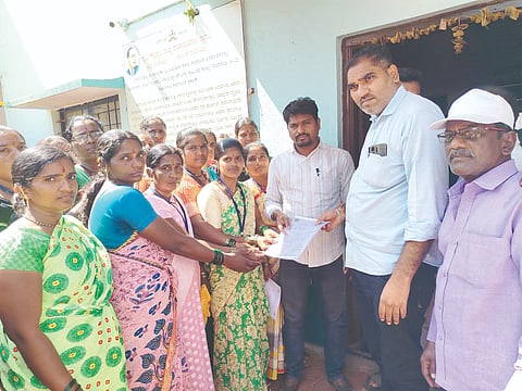 ದಡ್ಡಿ ಗ್ರಾಮದಲ್ಲಿ ಗ್ರಾಮೀಣ ಕೂಲಿಕಾರ್ಮಿಕರ ಸಂಘಟನೆ ವತಿಯಿಂದ ಗ್ರಾಪಂ ಅಭಿವೃದ್ಧಿ ಅಧಿಕಾರಿಗೆ ಮನವಿ ಸಲ್ಲಿಸಲಾಯಿತು. ಬಸವರಾಜ ಜಾಂಬೋಟಿ, ಗಂಗೂಬಾಯಿ ವಡ್ಡರ, ಲಕ್ಷ್ಮೀ ಗುದ್ದಗಿ, ಲಕ್ಷ್ಮೀ ಅಸೋಲೆ ಇತರರಿದ್ದರು.
