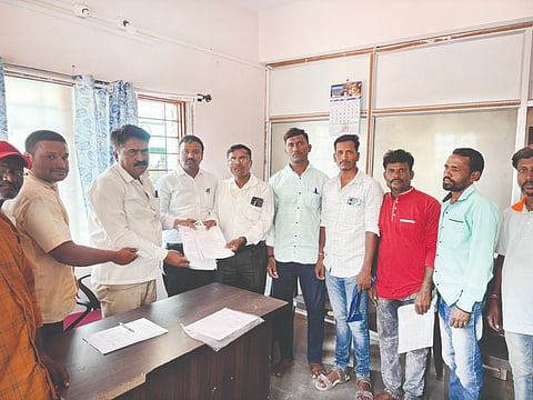 ಯಕ್ಸಂಬಾ ಪಟ್ಟಣದ ಅಂಬೇಡ್ಕರ್ ನಗರದಲ್ಲಿ ಚರಂಡಿ ನಿರ್ಮಾಣ ಮಾಡುವಂತೆ ಒತ್ತಾಯಿಸಿ ಸ್ಥಳೀಯರು ಪಪಂ ಮುಖ್ಯಾಧಿಕಾರಿ ಮಹಾಂತೇಶ ನಿಡೋಣಿಗೆ ಮನವಿ ಸಲ್ಲಿಸಿದರು. ತೋರಪ್ಪ ಮಾಳಗೆ, ಉದಯ ಮುರಾರಿ, ಅಚ್ಯುತ ಕಾಂಬಳೆ, ವಿಜಯ ದೀಕ್ಷಿತ ಇತರರಿದ್ದರು.