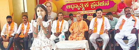 ಅಡಹಳ್ಳಟ್ಟಿ ಗ್ರಾಮದಲ್ಲಿ ಬಸವೇಶ್ವರ ಜಾತ್ರಾ ಮಹೋತ್ಸವ ನಿಮಿತ್ತ ಸೋಮವಾರ ಹಮ್ಮಿಕೊಂಡಿದ್ದ ವಚನ ಸ್ಪರ್ಧೆಯಲ್ಲಿ ವಿದ್ಯಾರ್ಥಿನಿ ಅನನ್ಯಾ ಗುಡ್ಡಾಪುರ ವಚನ ಹೇಳಿದರು. ಸಿದ್ಧರಾಮ ಸ್ವಾಮೀಜಿ, ಡಾ.ಅಣ್ಣಪ್ಪ ಚಿಕ್ಕಟ್ಟಿ, ಭೀಮಾಶಂಕರ ಶರಣರು, ಅಪ್ಪಾಸಾಹೇಬ ಶರಣರು, ಸಿದ್ರಾಮಯ್ಯ ಮಠಪತಿ, ಶಿವು ಗುಡ್ಡಾಪುರ, ಗಂಗಪ್ಪ ಗುಡ್ಡಾಪುರ, ಚಿಂದಾನಂದ ಗುಡ್ಡಾಪುರ, ಬಸವರಾಜ ಸಿಂಧೂರ, ಶ್ರೀಶೈಲ ಪಾಟೀಲ, ಸದಾಶಿವ ಗುಡ್ಡಾಪುರ, ಕಲ್ಮೇಶ ಕಲಮಡಿ, ಸಂಗು ಸವದಿ, ಅರುಣ ಪಾಟೀಲ, ಮುತ್ತಪ್ಪ ಗುಡದಿನ್ನಿ ಇತರರಿದ್ದರು.