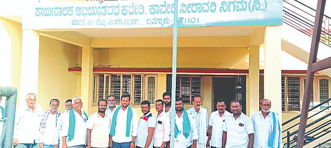 ಬನ್ನೂರಿನ ಸಂತೇಮಾಳದಲ್ಲಿರುವ ಕಾವೇರಿ ನೀರಾವರಿ ನಿಗಮದ ಕಾರ್ಯಪಾಲಕ ಕಚೇರಿಗೆ ಕರ್ನಾಟಕ ರಾಜ್ಯ ಕಬ್ಬು ಬೆಳೆಗಾರರ ಸಂಘದ ಬನ್ನೂರು ಹೋಬಳಿ ಅತ್ತಹಳ್ಳಿ ಅರುಣ್‌ಕುಮಾರ್ ನೇತೃತ್ವದಲ್ಲಿ ರೈತರು ಮುತ್ತಿಗೆ ಹಾಕಿ ಪ್ರತಿಭಟನೆ ನಡೆಸಿದರು.