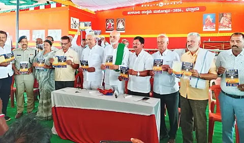 ಭದ್ರಾವತಿಯಲ್ಲಿ ತರಳಬಾಳು ಹುಣ್ಣಿಮೆ ಮಹೋತ್ಸವದ ಆಹ್ವಾನ ಪತ್ರಿಕೆ ಬಿಡುಗಡೆಗೊಳಿಸಲಾಯಿತು. ಬಿ.ಕೆ.ಸಂಗಮೇಶ್ವರ್, ಜೆ.ಸಿ.ಗೀತಾ ರಾಜಕುಮಾರ್, ಎಚ್.ಆರ್.ಬಸವರಾಜಪ್ಪ, ಕೆ.ಜಿ.ರವಿಕುಮಾರ್, ಕೆ.ಎಚ್.ತೀರ್ಥಯ್ಯ, ಬಿ.ಕೆ. ಮೋಹನ್, ಪ್ರಕಾಶ್ ರಾಥೋಡ್ ಇತರರಿದ್ದರು.