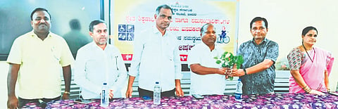  ಬಸವಕಲ್ಯಾಣದ ಸರ್ಕಾರಿ ಪದವಿ ಪೂರ್ವ ಕಾಲೇಜು ಪ್ರೌಢ ಶಾಲಾ ವಿಭಾಗದಲ್ಲಿ ಶನಿವಾರ ಸಂಭ್ರಮ ನಿಮಿತ್ತ ಆಯೊಜಿಸಿದ್ದ ವಿಶೇಷ ಅಗತ್ಯವುಳ್ಳ ಮಕ್ಕಳ ಕುರಿತ ಸಂವಾದ ಕಾರ್ಯಕ್ರಮವನ್ನು ಬಿಐಇಆರ್​ಟಿ ಶರಣಪ್ಪ ಕೆ. ಜಿ ಉದ್ಘಾಟಿಸಿದರು. ಉಪ ಪ್ರಾಚಾರ್ಯ ರಾಜೇಂದ್ರ ಟಿಳೆ, ಉದ್ಧವರಾವ ಉಪಾಸೆ, ಸಂಜುಕುಮಾರ ನಡುಕರ್​, ಶೋಭಾ ಮಠಪತಿ, ಪರವೇಜ್​ ಇದ್ದರು.