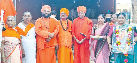  ರಾಯಚೂರಿನಲ್ಲಿ ನಡೆಯಲಿರುವ ಬಸವ ಉತ್ಸವ ಕಾರ್ಯಕ್ರಮದ ಉದ್ಘಾಟನೆಗೆ  ಬಸವಕಲ್ಯಾಣದ ಪವಿತ್ರ ಪರುಷ ಕಟ್ಟೆಯಲ್ಲಿ ಸೋಮವಾರ ಬಸವಜ್ಯೋತಿಗೆ ಹುಲಸೂರಿನ ಶ್ರೀ ಡಾ.ಶಿವಾನಂದ ಮಹಾಸ್ವಾಮೀಜಿ ಚಾಲನೆ ನೀಡಿದರು.  ಶ್ರೀ ಜಗದ್ಗುರು ಚನ್ನಬಸವಾನಂದ ಸ್ವಾಮೀಜಿ, ಪೂಜ್ಯ ಮಾತೆ ಸತ್ಯಾದೇವಿ, ಶ್ರೀ ಸದ್ಗುರು ಬಸವಪ್ರಭು ಸ್ವಾಮೀಜಿ, ಸುಮಿತ್ರಾದೇವಿ ದಾವಣಗಾವೆ, ರೇಣುಕಾ, ಮನ್ಮಥ ಸ್ವಾಮಿ, ಗಿರಿಜಾ, ನಿರ್ಮಲಾ ನೀಲಂಗೆ, ಪರಮೇಶ ವಡಗಾಂವ,  ಸುಮಿತ್ರಾ, ರೇಖಾ ಹೂಗಾರ ಇದ್ದರು.