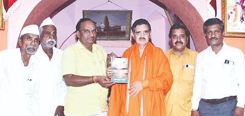 ಬಸವಕಲ್ಯಾಣ ತಾಲೂಕಿನ ಹಾರಕೂಡದಲ್ಲಿ ಅ.19ರಂದು ನಡೆಯಲಿರುವ ಅನುಭಾವ ಪ್ರಚಾರ ಉಪನ್ಯಾಸ ಮಾಲೆ, ಗ್ರಂಥ  ಬಿಡುಗಡೆ ಹಾಗೂ ಪ್ರಶಸ್ತಿ ಪ್ರದಾನ ಸಮಾರಂಭದ ಆಮಂತ್ರಣ ಪತ್ರಿಕೆಯನ್ನು ಶ್ರೀ ಡಾ.ಚನ್ನವಿರ ಶಿವಾಚಾರ್ಯ ಭಕ್ತರಿಗೆ ನೀಡಿದರು. ಮಲ್ಲಿನಾಥ ಹಿರೇಮಠ, ನಾಗೇಶ ಮಹಾಜನ್​, ದಯಾನಂದ ಹಿರೇಮಠ, ನಾಗೇಂದ್ರಪ್ಪ ಪಾಟೀಲ್​ ಇದ್ದರು.