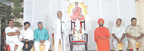 ಬಸವಕಲ್ಯಾಣದ ಶರಣ ನಾಗಿದೇವರ ಕಂಬಳಿ ಮಠದಲ್ಲಿ ಗುರುವಾರ ಸಂಜೆ ಏರ್ಪಡಿಸಿದ್ದ 23ನೇ ನಂದಿ ಧ್ವಜ ತರಬೇತಿ ಕಾರ್ಯಕ್ರಮದಲ್ಲಿ ಮಲ್ಲಯ್ಯ ಸ್ವಾಮಿ ಹಿರೇಮಠ ಮಾತನಾಡಿದರು. ಶ್ರೀ ಶಿವಲಿಂಗ ಮಹಾಸ್ವಾಮೀಜಿ, ಉದ್ಯಮಿ ಸುಭಾಷ ಹೊಳಕುಂದೆ, ಶಶಿಕಾಂತ ದುರ್ಗೆ, ಸಿಪಿಐ ಅಲಿಸಾಬ್​, ಡಾ.ಮಹೇಶ ಪಾಟೀಲ್​ ಇತರರಿದ್ದರು.