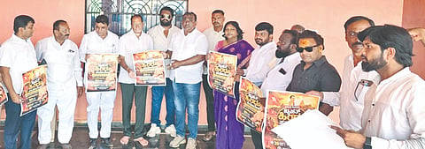 ಬಸವಕಲ್ಯಾಣದಲ್ಲಿ ನಡೆಯಲಿರುವ ಬಸವಾದಿ ಶಿವಶರಣರ ಬೃಹತ್​ ಹಿಂದೂ ಸಮಾವೇಶದ ಪೋಸ್ಟರ್​ ಶನಿವಾರ ಬಿಡಿಬಿಸಿ ಅಧ್ಯಕ್ಷ ಅನೀಲಕುಮಾ ರಗಟೆ ಮತ್ತು ಮುಖಂಡ ಬಸವರಾಜ ಸ್ವಾಮಿ ಅವರಿಗೆ ನೀಡಿ ಸಮಾವೇಶಕ್ಕೆ ಆಹ್ವಾನಿಸಲಾಯಿತು. ಸ್ವಾಗತ ಸಮಿತಿ ಕಾರ್ಯಾಧ್ಯಕ್ಷ ಗುಂಡುರೆಡ್ಡಿ ಕಮಲಾಪುರೆ, ಸಿದ್ರಾಮಪ್ಪ ಗುದಗೆ, ರಾಜು ಮಂಠಾಳೆ, ದತ್ತು ಭೆಂಡೆ, ಮನೋಜ ಮಾಶೇಟ್ಟಿ, ರೇಖಾ ಹೊಸಮನಿ ಇದ್ದರು.