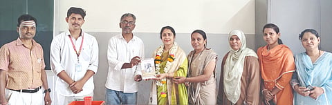 ಬಸವಕಲ್ಯಾಣದ ಶ್ರೀ ಬಸವೇಶ್ವರ ಪದವಿ ಕಾಲೇಜಿನಲ್ಲಿ ಭಾನುವಾರ ಆಯೋಜಿಸಿದ್ದ ಸಂವಾದದಲ್ಲಿ ಸಿಯುಕೆ ಸಾಫ್ಟ್​ ಸ್ಕಿಲ್​ ಡೆವಲಪ್ಮೆಂಟ್​ ಸೆಂಟರ್​ ನಿರ್ದೇಶಕಿ ಡಾ.ಸುಷ್ಮಾ ಎಚ್​. ಅವರನ್ನು ಸನ್ಮಾನಿಸಲಾಯಿತು. ಡಾ.ಭೀಮಾಶಂಕರ ಬಿರಾದಾರ, ಡಾ.ಶಾಂತಲಾ ಪಾಟೀಲ್​, ಪವನ ಪಾಟೀಲ್​, ಪ್ರಿಯಾ ಚವ್ಹಾಣ್​ ಇತರರಿದ್ದರು.
