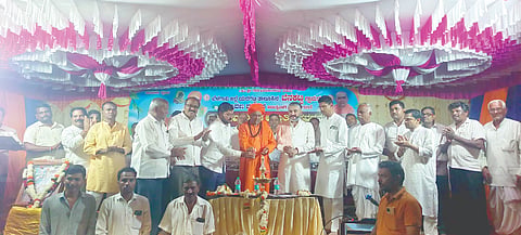 ಬೆನಕಟ್ಟಿ ಗ್ರಾಮದಲ್ಲಿ ಹಮ್ಮಿಕೊಂಡಿದ್ದ ಪ್ರವಚನ ಕಾರ್ಯಕ್ರಮವನ್ನು ಗಣ್ಯರು ಉದ್ಘಾಟಿಸಿದರು. ನಿಶ್ಚಲ ಸ್ವರೂಪ ಸ್ವಾಮೀಜಿ, ಮುರುಘೇಂದ್ರ ಸ್ವಾಮೀಜಿ, ಶ್ರೇಯಸ್​ ಮಾಮನಿ, ಉಮೇಶ ಬಾಳಿ, ಪಂಚನಗೌಡ ದ್ಯಾಮನಗೌಡರ ಇತರರಿದ್ದರು.