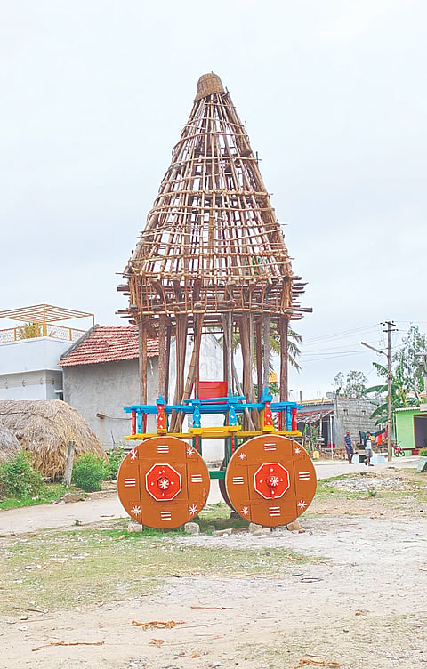 ಗೊರಹಳ್ಳಿ ಗ್ರಾಮದಲ್ಲಿ ನಡೆಯಲಿರುವ ಶ್ರೀ ದೊಡ್ಡಮ್ಮ ಹಬ್ಬಕ್ಕೆ ಸಿದ್ಧಗೊಳ್ಳುತ್ತಿರುವ ತೇರು.